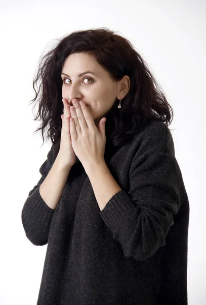 Giovane donna bruna con un'espressione giocosa Foto Stock