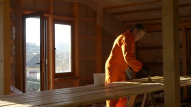 Zemin için ahşap malzeme marangoz ressam işler.