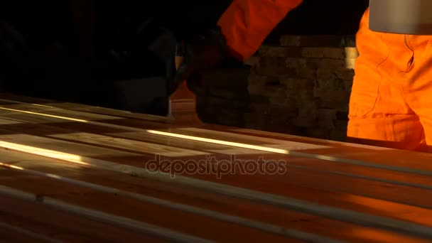 Lackierte diagonale Dielen bei Sonnenuntergang. — Stockvideo