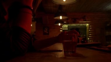 Gece kulübü bardakta kızla saç düzeltir.