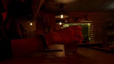 Gece kulübü bardakta kızla.