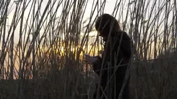 Söt flicka skriver ett meddelande och gör selfie med en smartphone-kamera — Stockvideo