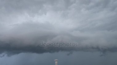 Büyük karanlık bulutlar ve Havaalanı yaklaşım önce fırtına yakın: