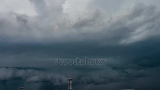 大規模な暗い雲と雷雷雨の前に空港の近く — ストック動画