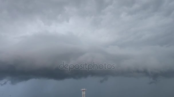 Nuvens escuras maciças e perto da aproximação do aeroporto antes da tempestade — Vídeo de Stock