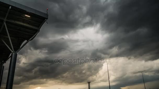 在电闪雷鸣的机场附近的大规模云 — 图库视频影像