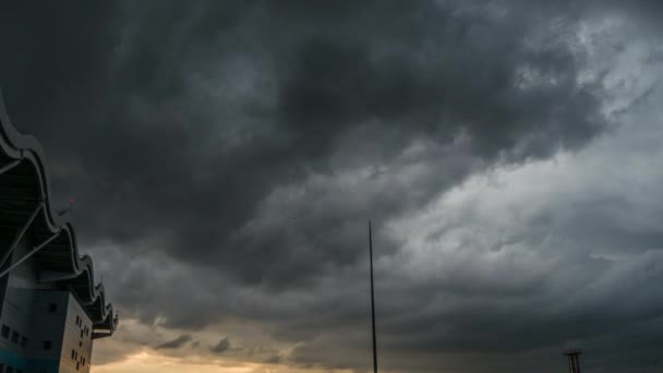 Nubes masivas cerca del aeropuerto durante el trueno y la puesta del sol — Vídeos de Stock