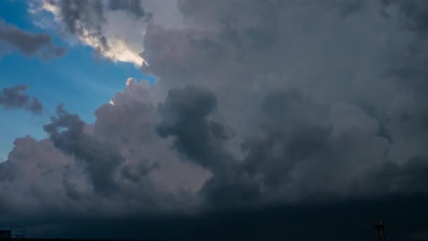 Hatalmas sötét felhők előtt mennydörgés terjed ki a kék ég — Stock videók