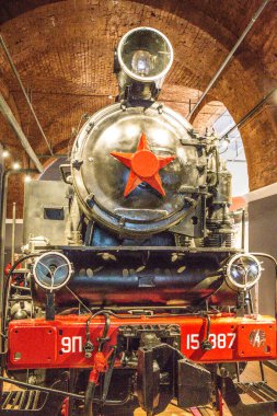 İstasyon platformunda klasik buhar lokomotifi siyahı