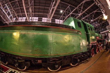 Yüksek hızlı iletişim için klasik yeşil lokomotif tren istasyonunun yanındaki platformda duruyor.