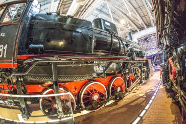 İstasyon platformunda klasik buhar lokomotifi siyahı