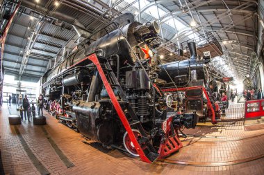 İstasyon platformunda klasik buhar lokomotifi siyahı