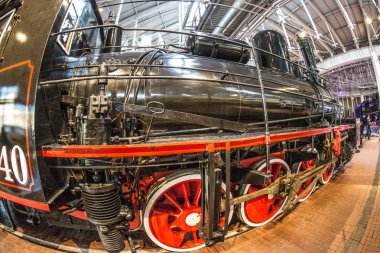 İstasyon platformunda klasik buhar lokomotifi siyahı