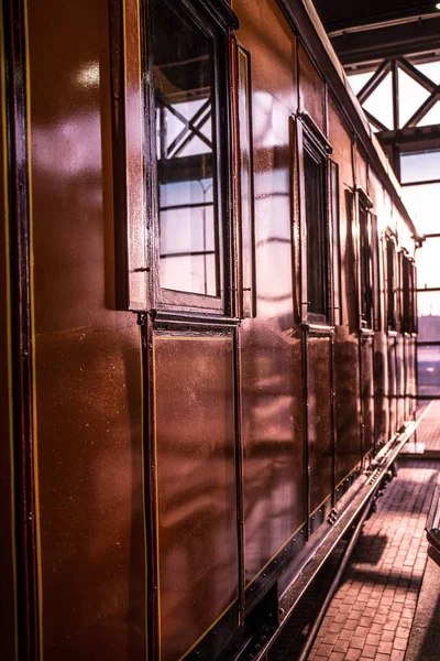 老式黄色木制客运车厢 — 图库照片