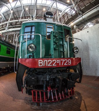 Yüksek hızlı iletişim için klasik yeşil lokomotif tren istasyonunun yanındaki platformda duruyor.