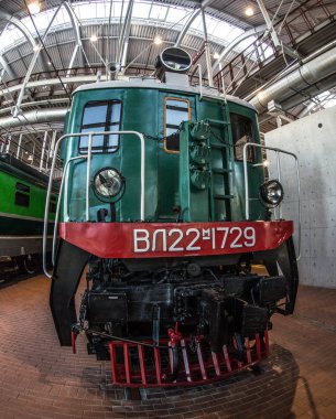 Yüksek hızlı iletişim için klasik yeşil lokomotif tren istasyonunun yanındaki platformda duruyor.