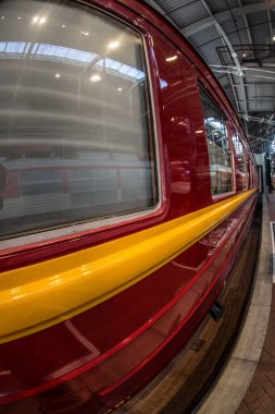 Tren istasyonunda eski kırmızı kompartıman duruyor.