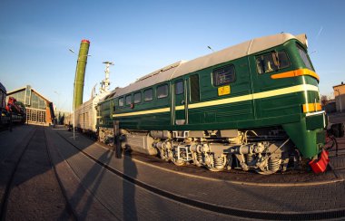 Yüksek hızlı iletişim için klasik yeşil lokomotif tren istasyonunun yanındaki platformda duruyor.