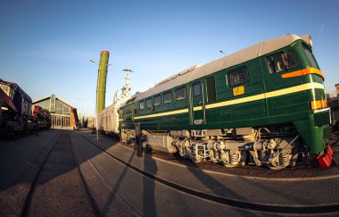 Yüksek hızlı iletişim için klasik yeşil lokomotif tren istasyonunun yanındaki platformda duruyor.