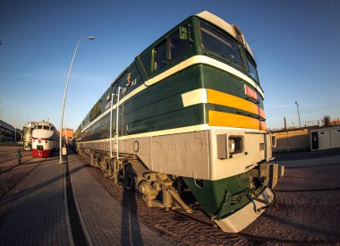 Yüksek hızlı iletişim için klasik yeşil lokomotif tren istasyonunun yanındaki platformda duruyor.
