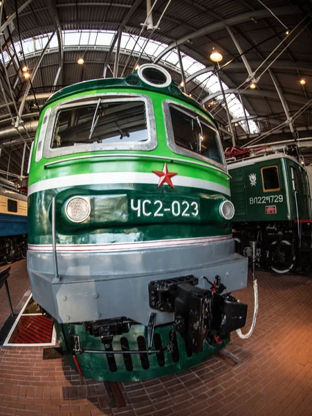 Locomotiva Verde Vintage Para Comunicação Alta Velocidade Fica Uma Plataforma — Fotografia de Stock