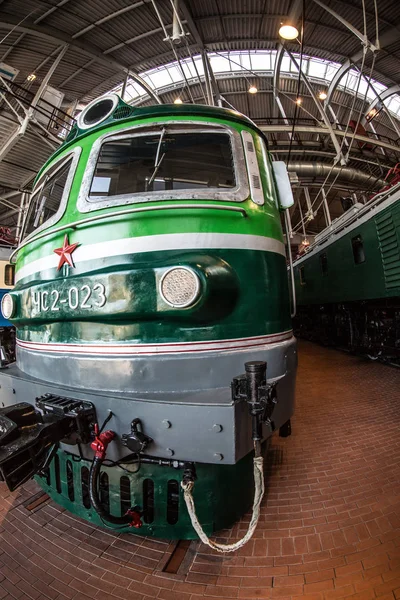Vintage Zelená Lokomotiva Pro Vysokorychlostní Komunikaci Stojí Nástupišti Blízkosti Železniční — Stock fotografie