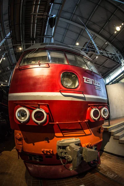 Červená Parní Lokomotiva Sovětského Svazu Pro Vysokorychlostní Osobní Vlak Stojí — Stock fotografie