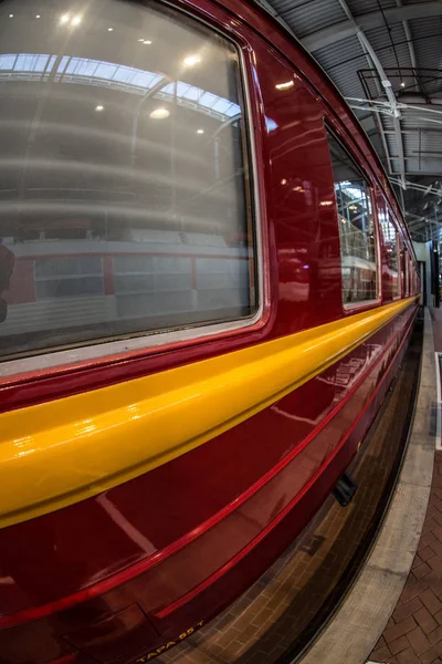 Tren istasyonunda eski kırmızı kompartıman duruyor.