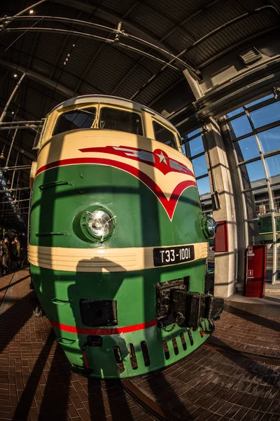 Vintage Zelená Lokomotiva Pro Vysokorychlostní Komunikaci Stojí Nástupišti Blízkosti Železniční — Stock fotografie