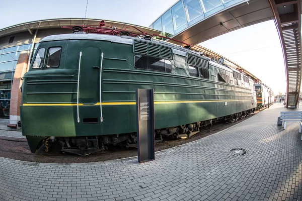 Yüksek hızlı iletişim için klasik yeşil lokomotif tren istasyonunun yanındaki platformda duruyor.