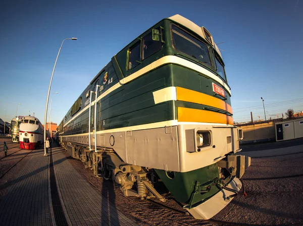 Locomotiva Verde Vintage Para Comunicação Alta Velocidade Fica Uma Plataforma — Fotografia de Stock