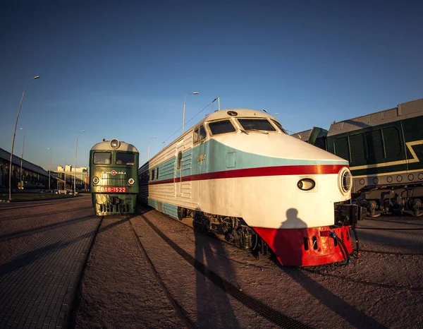 Sovyetler Birliği 'nin istasyon platformunda yüksek hızlı Rus treni.