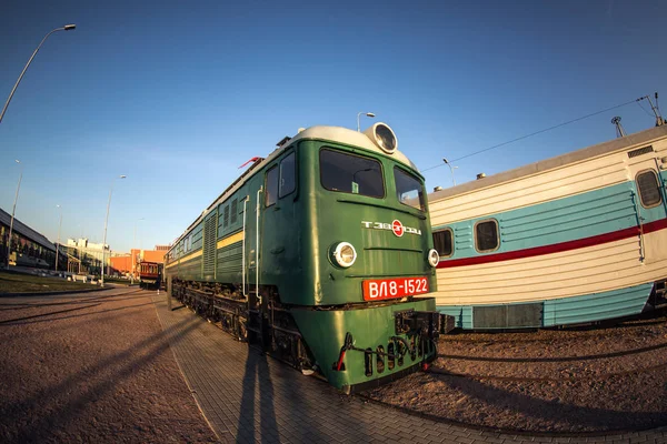 Vintage Grönt Lok För Höghastighetskommunikation Står Plattform Nära Järnvägsstationen — Stockfoto