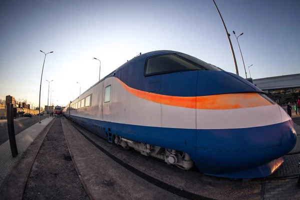 Sovyetler Birliği 'nin istasyon platformunda yüksek hızlı Rus treni.