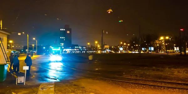 Στάθμευσης Αυτοκινήτων Στην Πόλη Αργά Βράδυ — Φωτογραφία Αρχείου