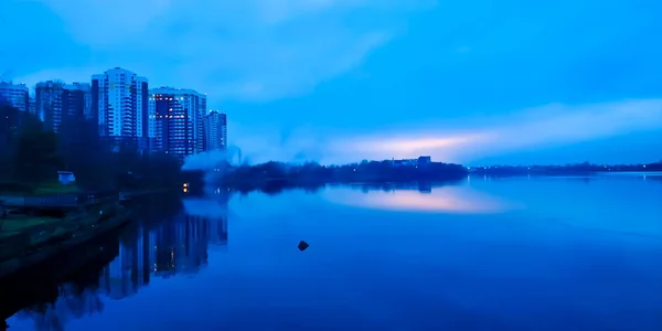 Rezidenční Komplex Březích Řeky Pozdních Večerních Hodinách — Stock fotografie