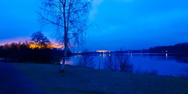 Wohnanlage Ufer Des Flusses Späten Abend — Stockfoto