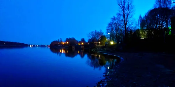 Wohnanlage Ufer Des Flusses Späten Abend — Stockfoto