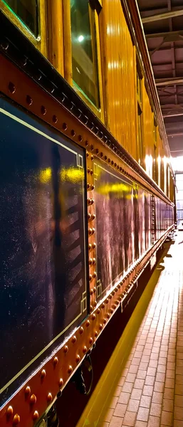 Yolcuları Taşımak Için Birinci Sınıf Ahşap Bir Vagon Istasyondaki Bir — Stok fotoğraf