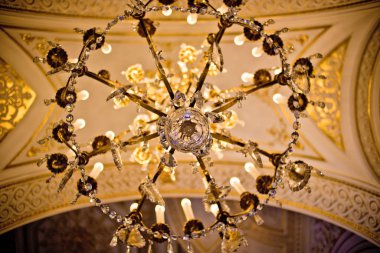 Tavandan sarkan antika cam avize.