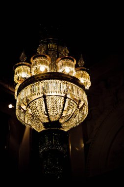 Tavandan sarkan antika cam avize.