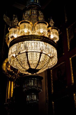 Tavandan sarkan antika cam avize.