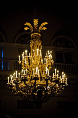 Tavandan sarkan antika cam avize.