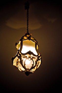 Tavandan sarkan antika cam avize.