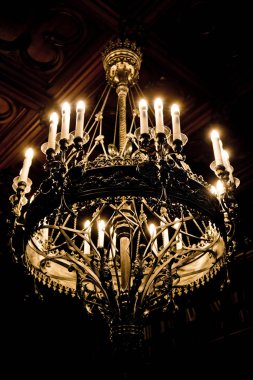 Tavandan sarkan antika cam avize.