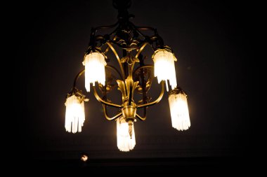 Tavandan sarkan antika cam avize.