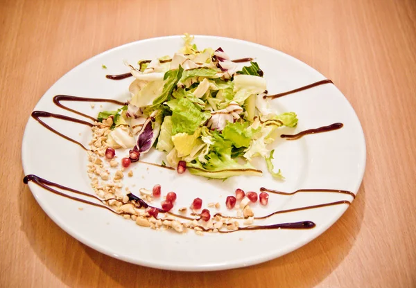 Salada Vegetal Uma Chapa Decorada Com Molho Chocolate — Fotografia de Stock