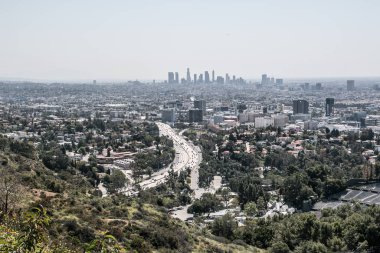 Bir dağdan mavi gökyüzünün altındaki Amerika şehri manzarası