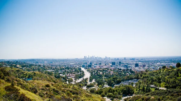 山からの青い空の下でアメリカの街を眺め — ストック写真