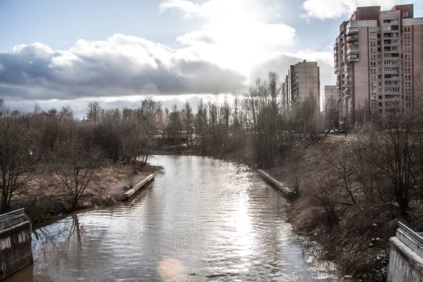 Edifícios Apartamentos Margem Rio Contra Céu Cinzento — Fotografia de Stock